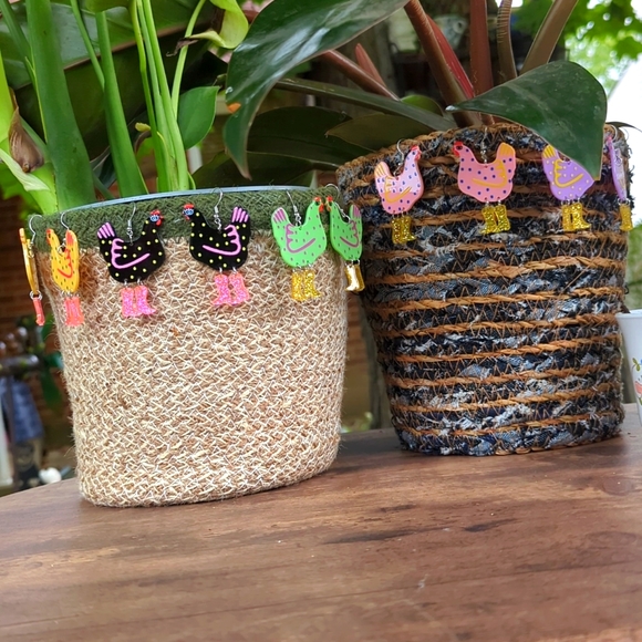 NWT/IP: (unbranded) 🐣🐔👢🤠 COWBOY BOOT CHICKEN🤠👢🐔🐣 acrylic dangle earrings - Picture 1 of 7